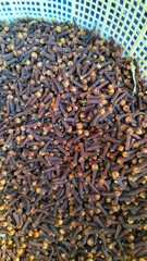 a pile of dried cloves