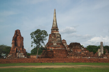 Obraz premium Wat Mahathat is considered a very important temple, but now only ruins remain. that reflects past prosperity. Located at Phra Nakhon Si Ayutthaya Historical Park.