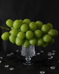 ガラス器の上に美味しいみずみずしいシャインマスカット