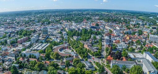 Die oberbayerische Stadt Rosenheim im Inntal im Luftbild, Panoramablick über das Stadtzentrum