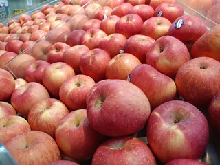 red apples at the market