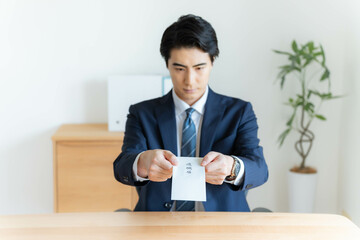 退職届を出すサラリーマン