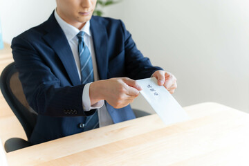 退職届を出すサラリーマン