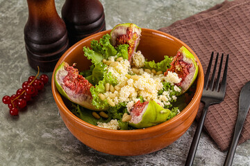 Salad with fig and sheep cheese