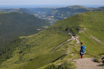 ascension du Puy Mary dans le Cantal depuis le Col routier du Pas de Peyrol en empruntant un sentier am&eacute;nag&eacute;