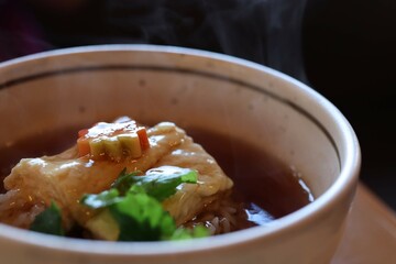 湯気を上げる湯葉料理