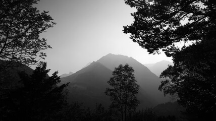 Amanecer entre montañas