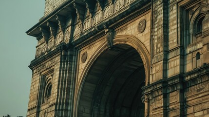 Obraz premium A close-up view of India Gate in New Delhi, highlighting its intricate architecture and historical significance.