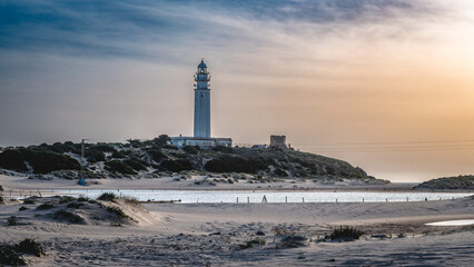 faro de trafalgar en cla costa de Cadiz durante la puesta de Sol