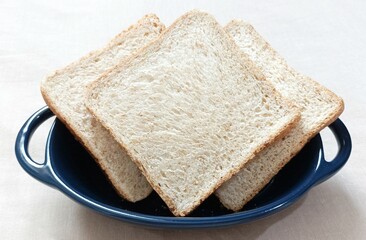Wholemeal bread in ceramic bowl