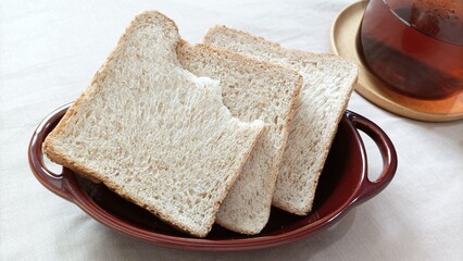 Wholemeal bread in ceramic bowl