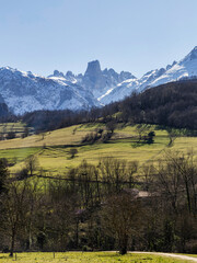 atardecer en los lagos de Covadonga  de la cordillera nevada  de los picos de Europa en invierno 