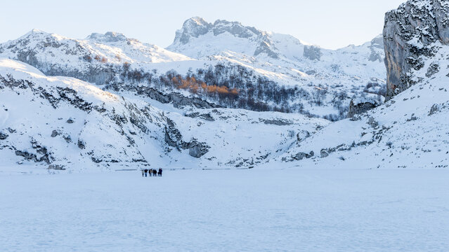atardecer en los lagos de Covadonga  de la cordillera nevada  de los picos de Europa en invierno 