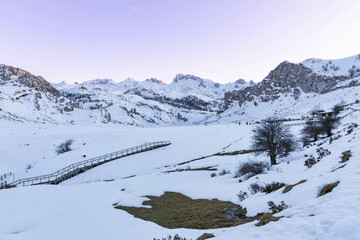 atardecer en los lagos de Covadonga  de la cordillera nevada  de los picos de Europa en invierno 