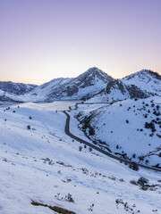 atardecer en los lagos de Covadonga de la cordillera nevada de los picos de Europa en invierno 