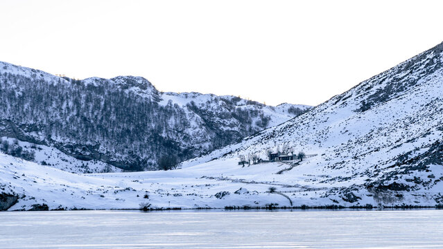 atardecer en los lagos de Covadonga  de la cordillera nevada  de los picos de Europa en invierno 
