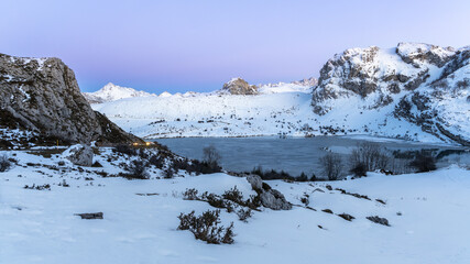 atardecer en los lagos de Covadonga  de la cordillera nevada  de los picos de Europa en invierno 