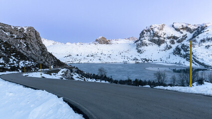 atardecer en los lagos de Covadonga  de la cordillera nevada  de los picos de Europa en invierno 