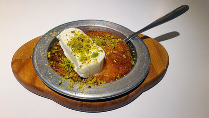 Knafeh with Turkish Ice Cream and Pistachios – A Decadent Dessert Delight