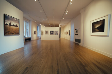 Obraz premium Modern Art Gallery: Avant-Garde Exhibitions and Artistic Innovation