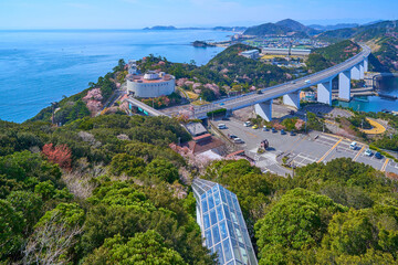 春の鳴門公園の展望台から南西側の神戸淡路鳴門自動車道(亀浦高架橋)方面を見る