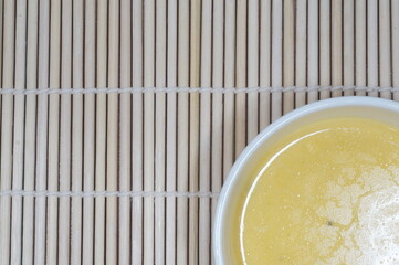 すだれにスープ