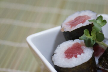 スダレに鉄火巻き