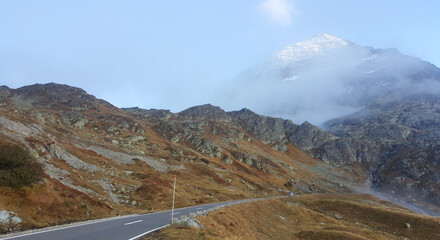 Serpentinenstraße durch die herbstlichen Alpen

