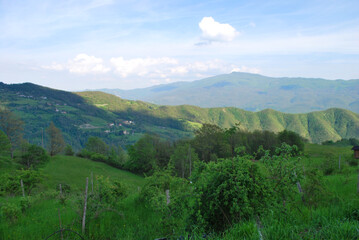 Panorama delle colline che circondano Borgo Val di Taro in provincia di Parma, Emilia Romagna, Italia.