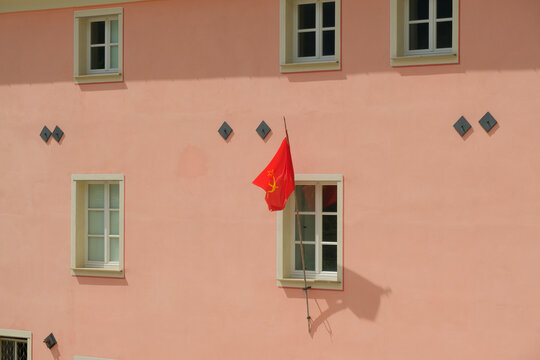 Una bandiera sovietica sventola all'esterno di un palazzo di Montaretto nel comune di Bonassola in provincia di La Spezia, Liguria, Italia.