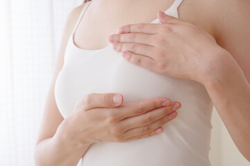 乳がんのセルフチェックをしている女性