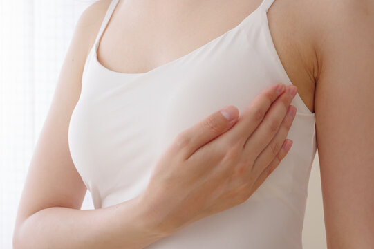 乳がんのセルフチェックをしている女性