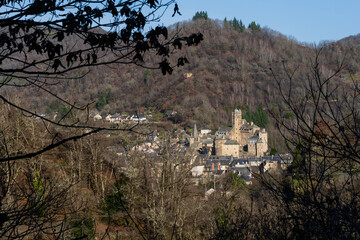 Vue sur le village médiéval d’Estaing, au cœur du département de l’Aveyron, région...