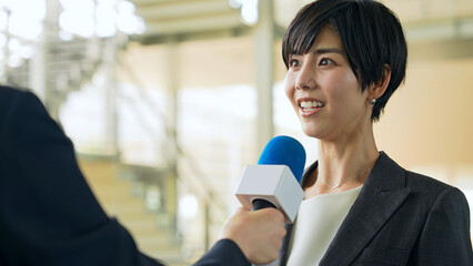 メディアからインタビューを受ける女性