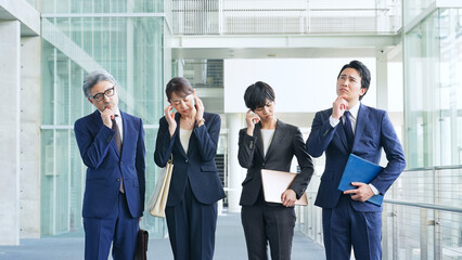 オフィスで悩むビジネスパーソンのグループ