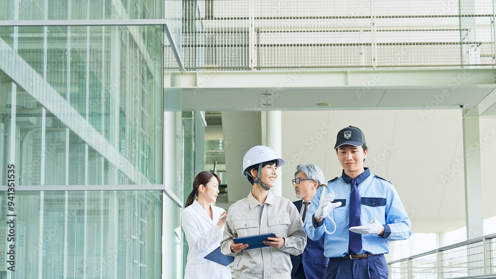 Poster ロビーを歩く様々な職業の人々（ビジネスマン・エンジニア・研究者・警備員）