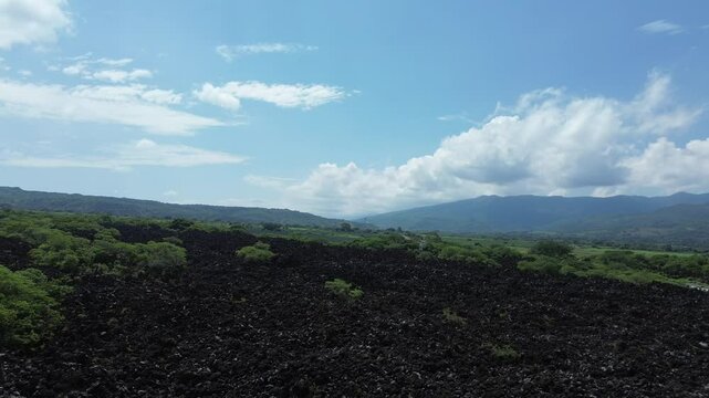 El Ceboruco Nayarit se encuentra al sur y es parte del eje neovolc&aacute;nico mexicano. Cuenta con una lava extra&ntilde;amente negra que cubre una carretera por ambos lados. es la erupci&oacute;n de un volc&aacute;n. 