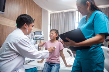 Fototapeta premium A team of doctors and nurses are working to treat a female patient in the patient's room.