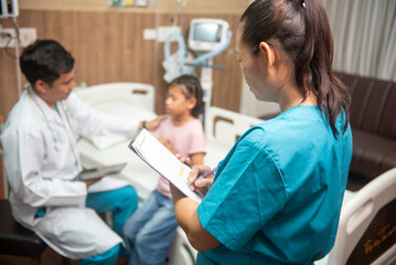 Fototapeta premium A team of doctors and nurses are working to treat a female patient in the patient's room.