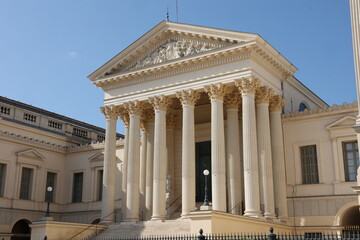 Vue extérieur de face du palais de justice de Montpellier en France, dans l'Hérault, en région Occitanie. Photo prise le 25 août 2024. Construction de style néoclassique avec de grandes colonnes.