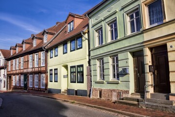 parchim, deutschland - sanierte häuserzeile in der altstadt mit moltkehaus