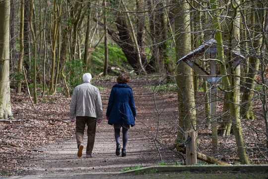 Ein Mann und eine Frau gehen spazieren im Naturschutzgebiet Schellbruch