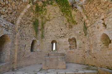 VESTIGES DE LA CHAPELLE DU CHÂTEAU CATHARES DE PEYREPERTUSE