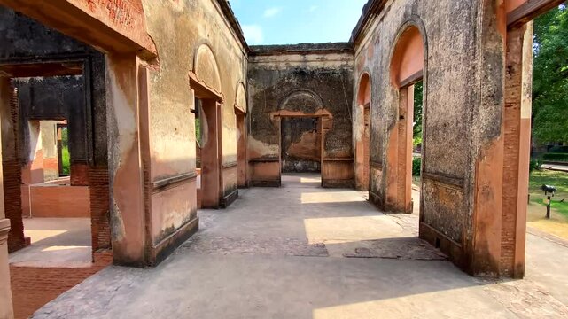 The british residency complex is a group of several building in a common precinct in the city of lucknow,uttar pradesh in India.