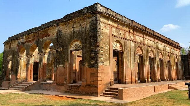 The british residency complex is a group of several building in a common precinct in the city of lucknow,uttar pradesh in India.