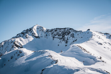 Obraz premium Verschneiter Berg mit Hütte