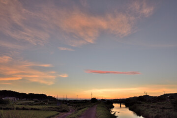 夕焼けに染まる田園風景