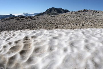 別山の残雪越しに立山を望む