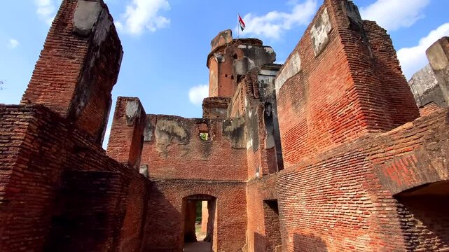 The british residency complex is a group of several building in a common precinct in the city of lucknow,uttar pradesh in India.