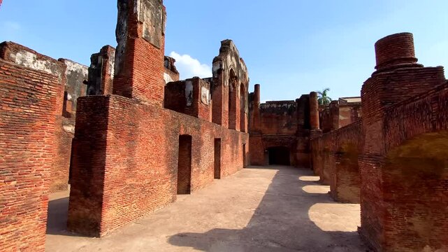 The british residency complex is a group of several building in a common precinct in the city of lucknow,uttar pradesh in India.